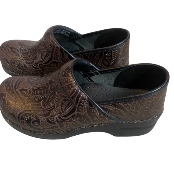 Dansko Tooled Brown Leather Women’s Clog Shoes Size 40 (9.5) - Picture 4 of 11